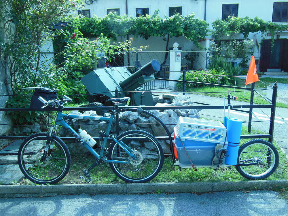 Pasja prikolica brez »tende« (pred Vojaškim muzejem Tabor Lokve).